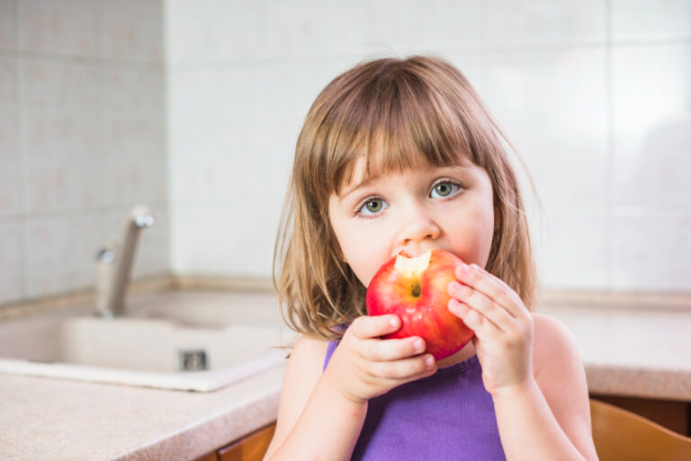 El Papel de las Frutas en la Dieta de los Niños: Consejos de Silvifruver para una Alimentación Saludable y Deliciosa 🍎🥝